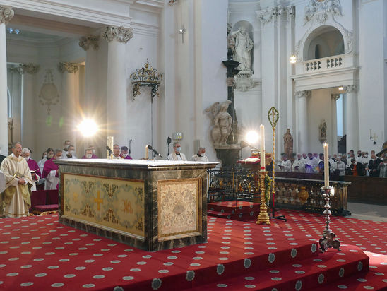 Diakonenweihe im Fuldaer Dom (Foto: Karl-Franz Thiede)